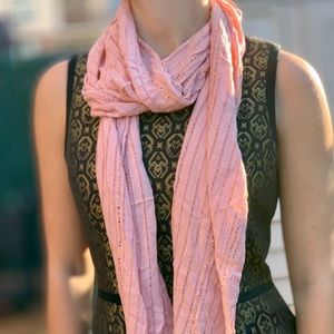 Long pink scarf with fringe and shiny stripes